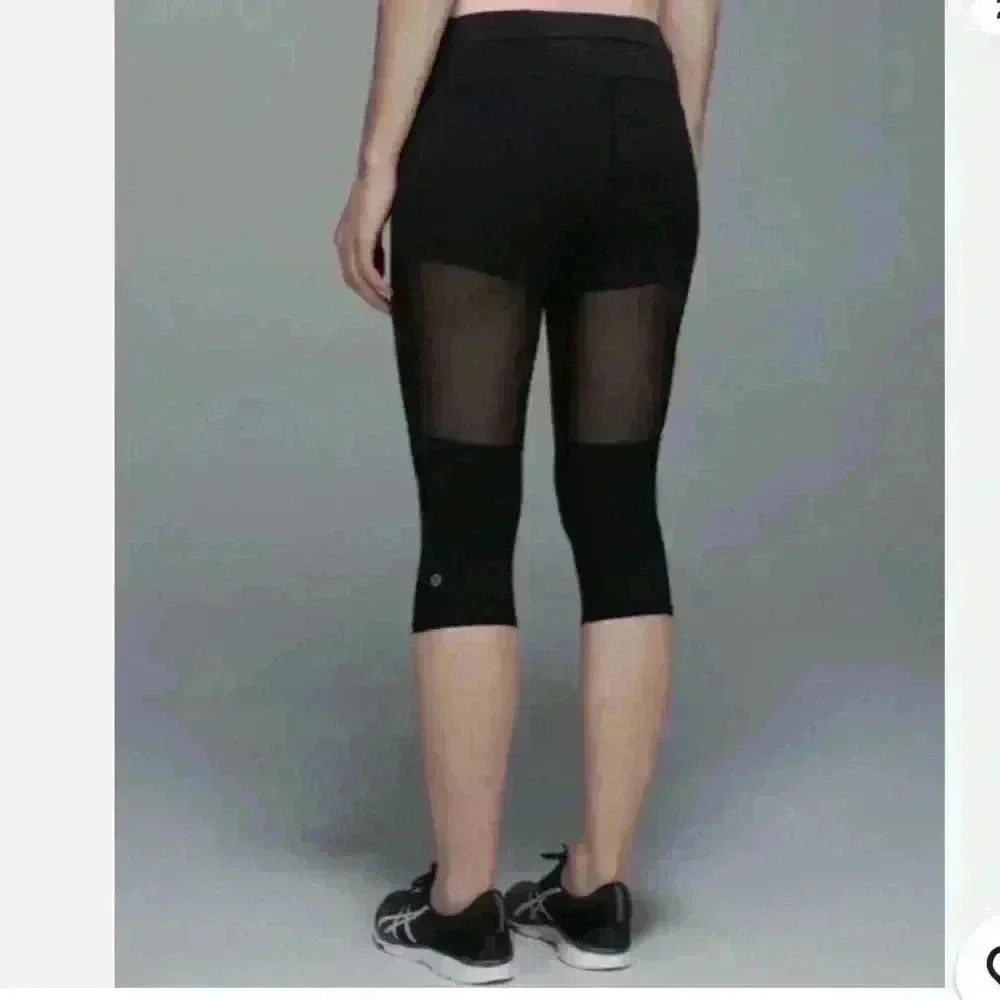 Lululemon Training Tough crop size 6 Black capri leggings with mesh